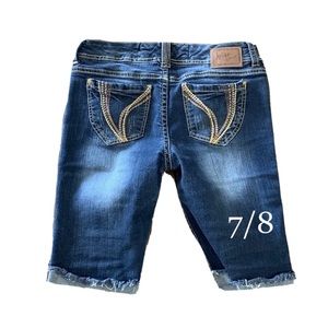 Ariya Jean Shorts EUC like 🆕 size 7/8 
10” inseam 29” waist Ariya Jean